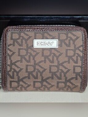 DKNY Town & Country Monogram Logo Canvas Zippered Womens Wallet Purse-Brown